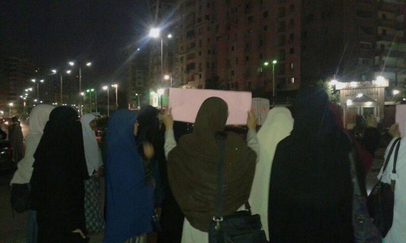 طالبات الأزهر يتظاهرن في أحد ميادين أسيوط