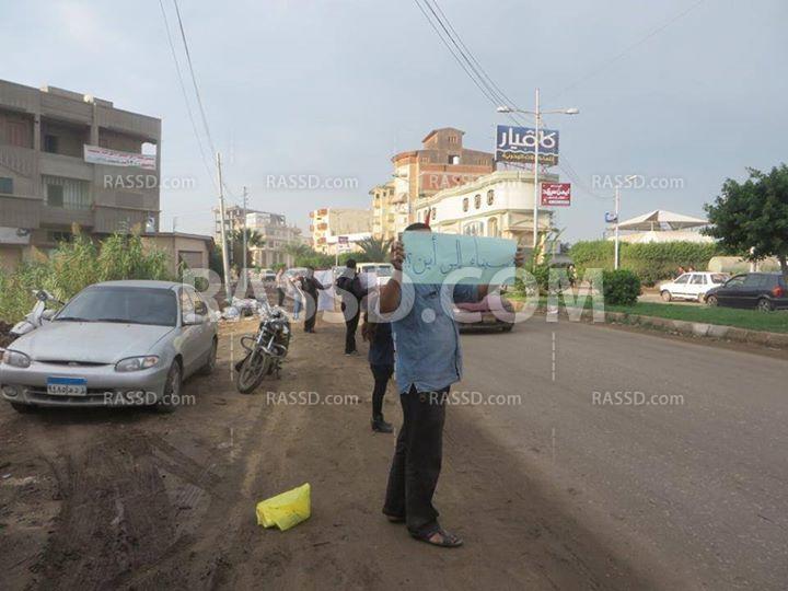سلسلة بشرية لطلاب دمياط للمطالبة بمحاكمة قادة الانقلاب