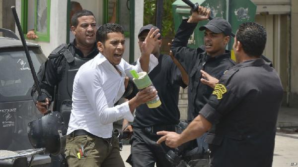 قوات الانقلاب تختطف طالبًا من أمام جامعة أسيوط