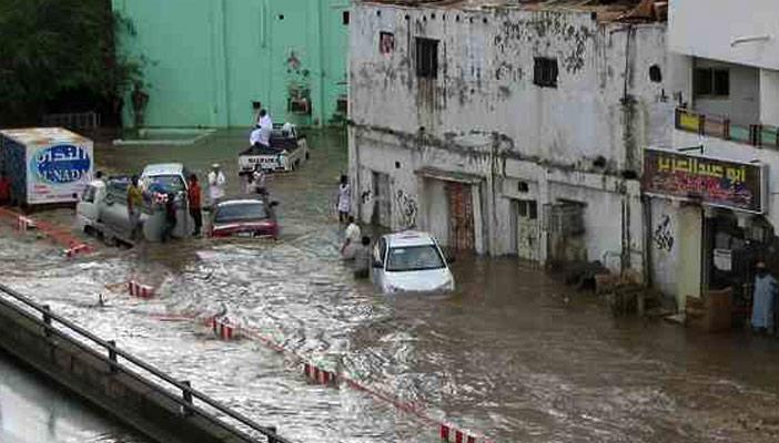 بالفيديو.. إنقاذ أسرة محاصرة بمياه السيول أسفل عقار غارق بالأردن