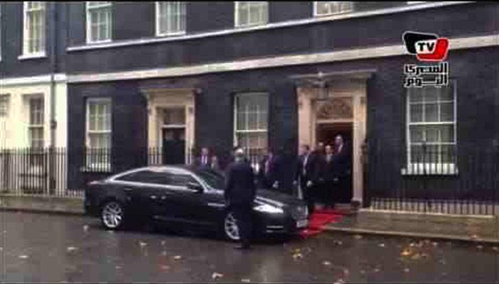 بالفيديو.. مراسل “الجزيرة” يسأل السيسي عن موعد إطلاق سراح المعتقلين