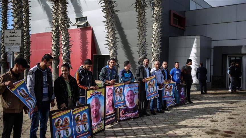 عائلات أربعة فلسطينيين مختطفين بمصر يتظاهرون في معبر رفح