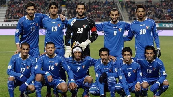 المنتخب الكويتي يؤدي العمرة قبل الوصول للرياض