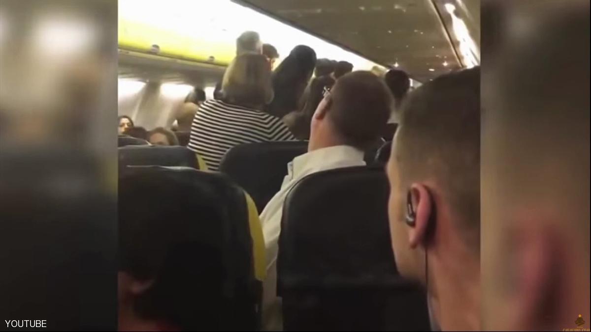 “عراك بالأيدي” على ارتفاع 30 ألف قدم يجبر طائرة على تغيير مسارها