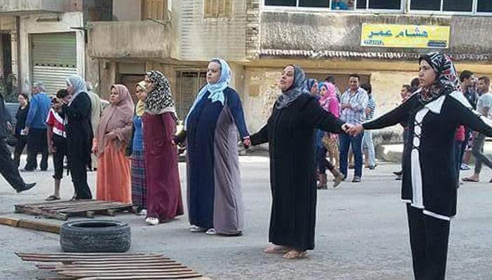 بالصور.. سيدات السيوف بالإسكندرية يقطعن الطريق بعد غرق منازلهن