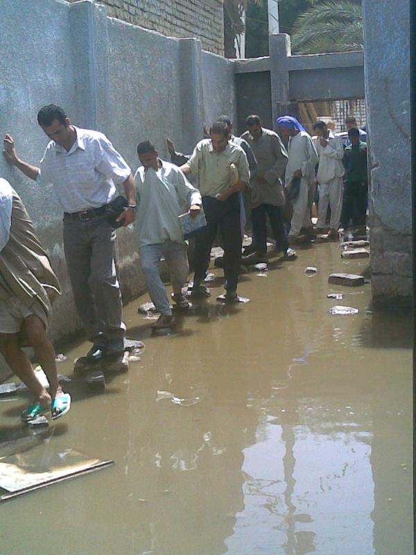 السويس:رئيس حي يطرد مدير مدرسة استنجده من تهديد مياه الصرف