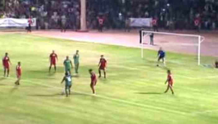 بالفيديو.. مارادونا يحرز هدفًا عالميًا في مرمى نادر السيد بالمغرب