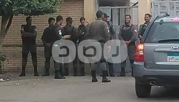 بالصور.. محمود خميس يستدعي حراسات خاصة لطرد عمال شركة موكيت ماك