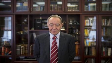 العثور على وزير الإعلام الروسي السابق وصديق “بوتين” المقرب ميتًا