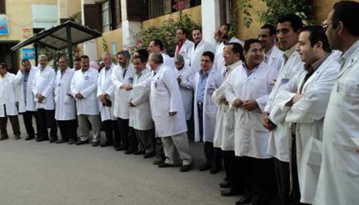 وقفة لأطباء ‫الإسماعيلية‬ تنديدا بوفاة زميلتهم وإهمال الوزارة