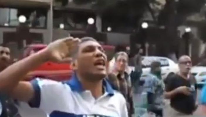 بالفيديو.. والد أحد ضحايا الإسكندرية يصرخ: دفنت ابني بالرشوة