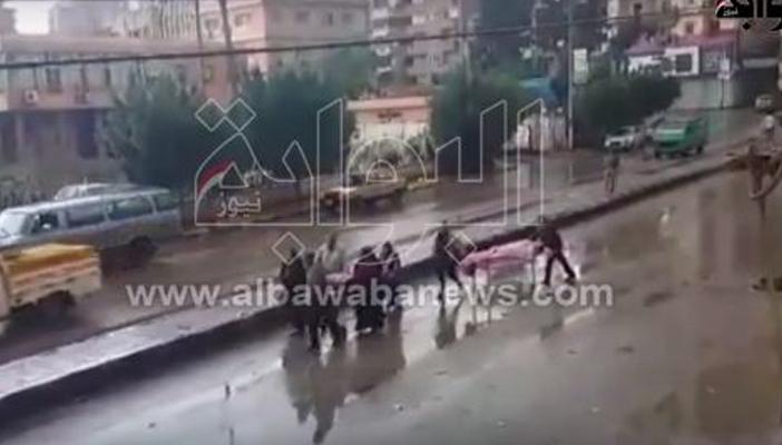 بالفيديو.. نقل مريض على سرير متحرك بشوارع المنوفية لعمل أشعة