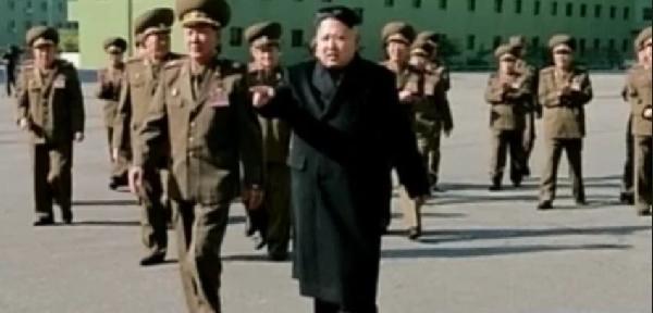 فيديو| زعيم كوريا الشمالية يظهر بعد إختفائه لأشهر