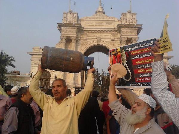 فيديو..مواطن يتظاهر بأنبوبة أمام القصر الجمهوري