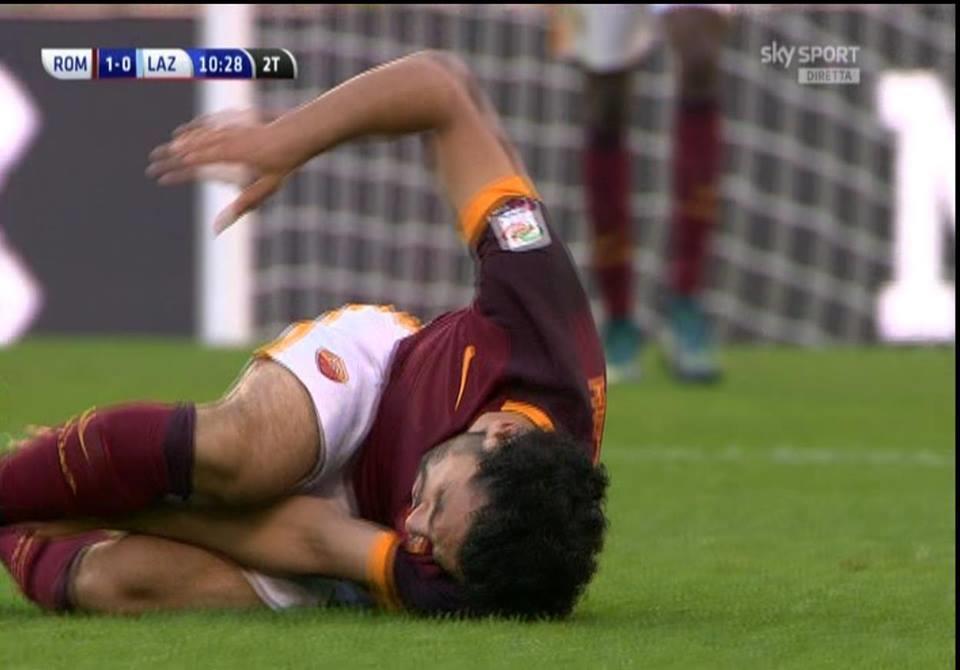 بالصور والفيديو.. إصابة محمد صلاح أمام لاتسيو