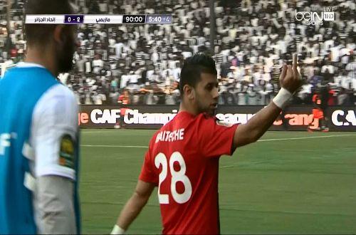 بالفيديو.. إشارات خارجة من لاعب اتحاد العاصمة لجماهير مازيمبي