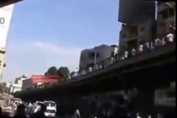 بالفيديو.. التليفزيون المصري يصور تحت الكوبري والمظاهرة فوقه