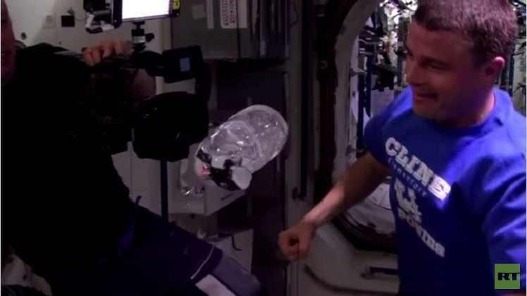 فيديو| رواد فضاء يلعبون بكرة من الماء