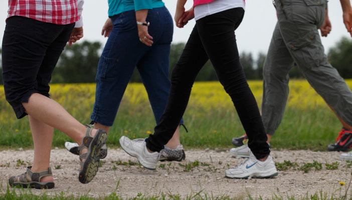 دراسة: المشي السريع أكثر فعالية في إنقاص الوزن
