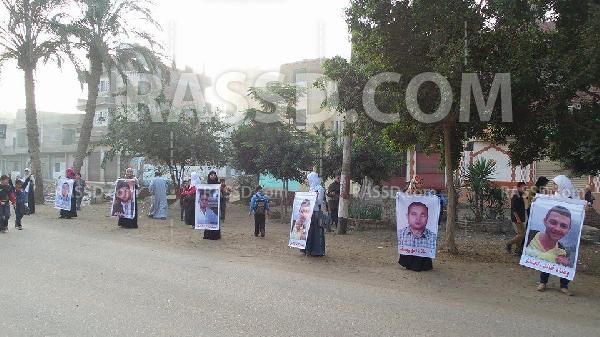 سلسلة بشرية بصور المعتقلين في الدقهلية