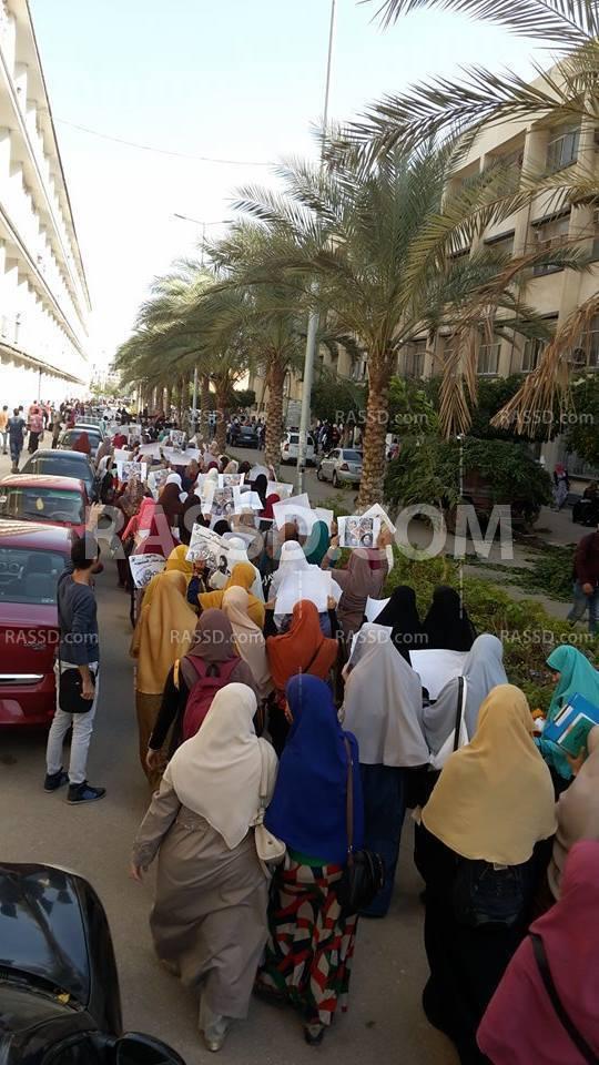 صور| “طلاب ضد الانقلاب” تتظاهر في جامة المنصورة