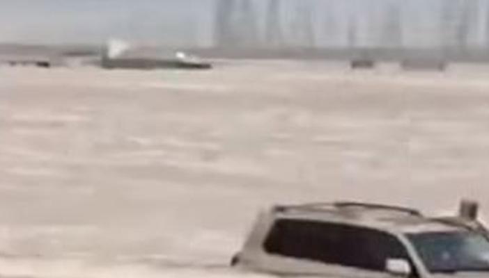 بالفيديو.. أمطار وسيول تغرق الشوارع والطرق الرئيسية بالكويت