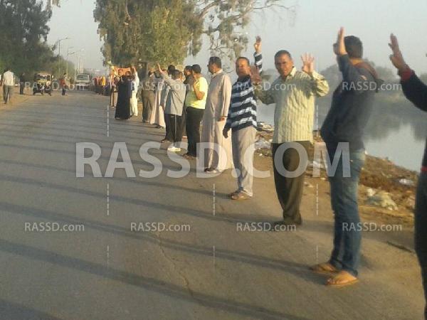 سلسلة بشرية في الغربية تندد بغلاء الأسعار