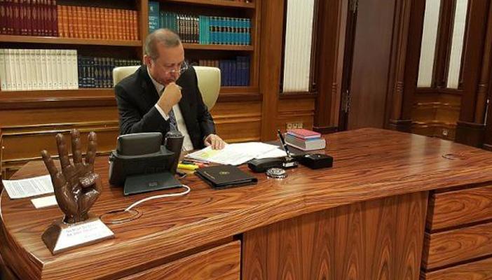 من داخل مكتب أردوغان.. شارة رابعة وشعار أمة واحد.. علم واحد.. وطن واحد