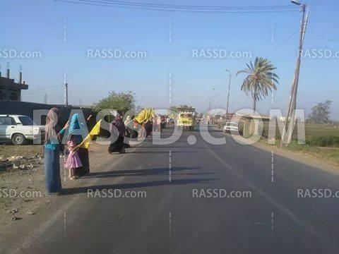 سلسلة بشرية بطريق “دمنهور- حوش عيسي” رفضًا للانقلاب