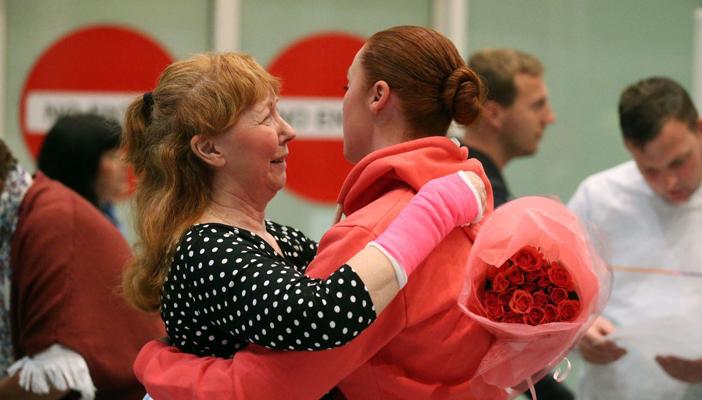 موقع بريطاني يرصد بالصور فرحة ذوي السياح البريطانيين بعد العودة من مصر