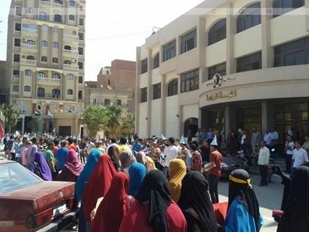 تظاهرة في جامعة الفيوم تندد بقمع الحراك الطلابي