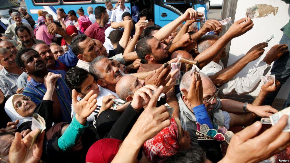 نيويورك تايمز: سياسات مؤلمة للفقراء في مصر تنفيذًا لشروط  صندوق النقد