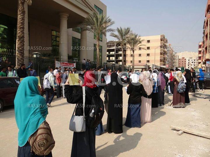 طلاب الجامعة الحديثة في المقطم يتظاهرون للإفراج عن زميلهم