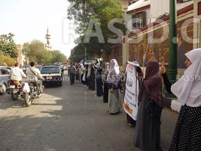 وقفة لأهالي المعتقلين أمام مجمع محاكم أسيوط