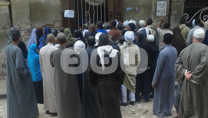 بالصور: الفيوم تعاني من التكدس أمام المركز الرئيسي للتموين