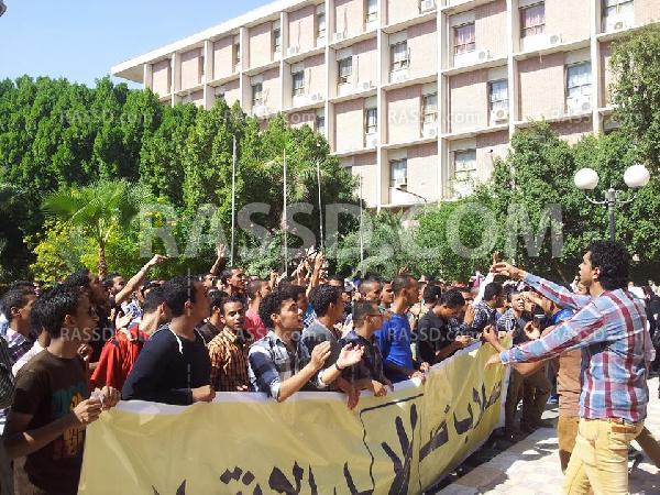 جامعة جنوب الوادي تتظاهر رفضًا للانقلاب