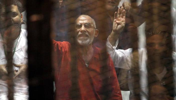 تأجيل محاكمة بديع و309 آخرين في قضية حرق مجمع محاكم الإسماعيلية