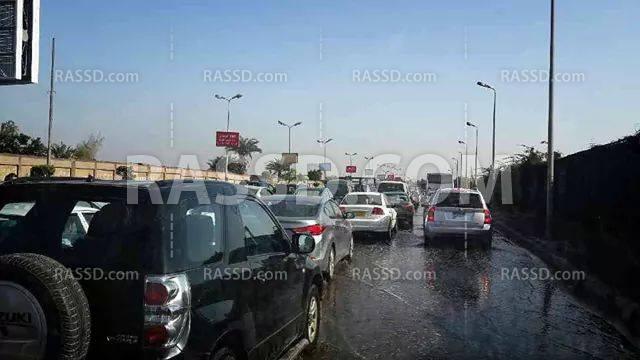 انفجار ماسورة مياه في طريق الأوتوستراد