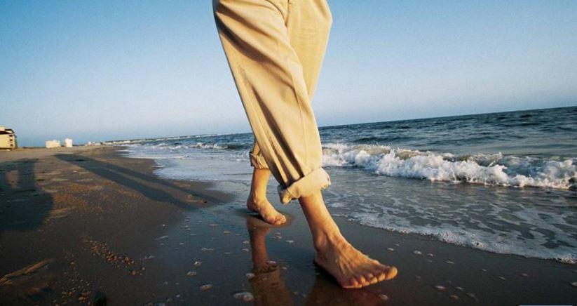 ما الذي قد تجنيه من المشي حافياً؟