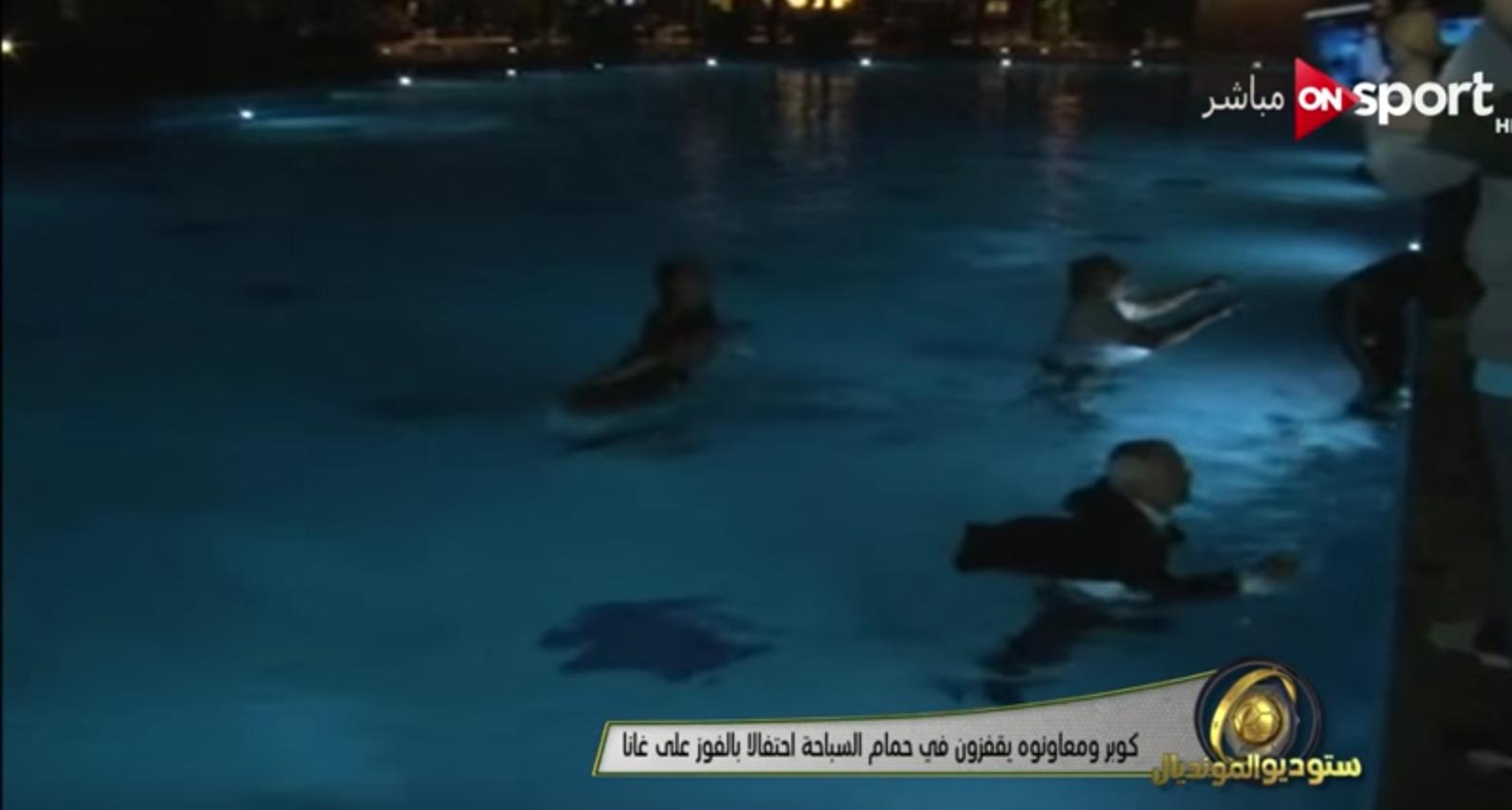 بالقفز في حمام السباحة.. هكذا احتفل كوبر مع منتخب مصر بالفوز