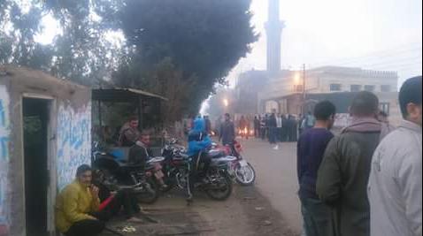 أهالي “أشمون” يقطعون الطريق احتجاجًا على مقتل مزارع