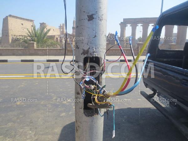 أعمدة الإنارة تخرج أسلاكها لأهالي الأقصر