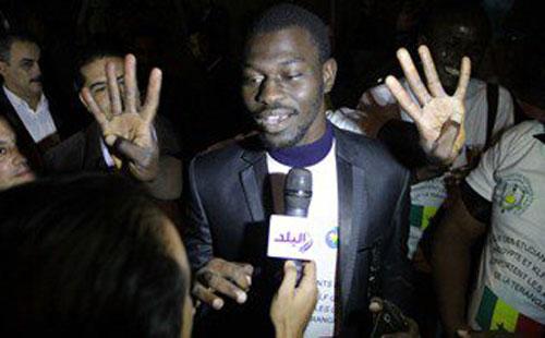 مشجع سنغالي يرفع شارة رابعة أمام عدسة قناة مصرية