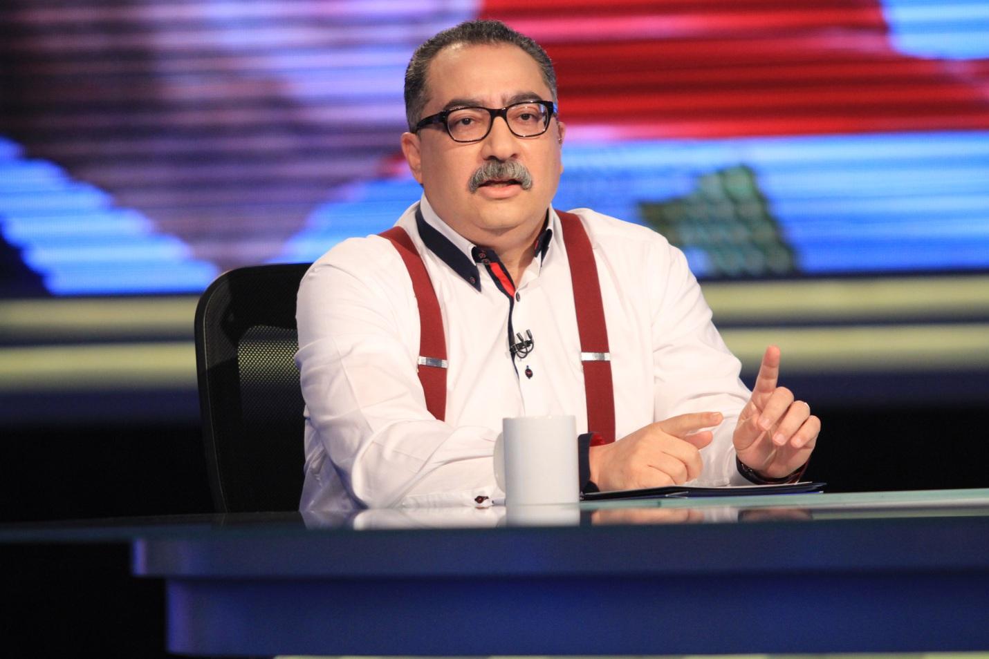 إبراهيم عيسى:”ليه السيسي يهنئ المنتخب.. الطبل زيادة عن اللزوم”