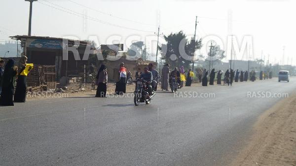 سلسلة بشرية لأهالي كفر المقدام بالدقهلية