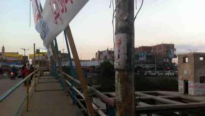 انهيار السور الحديدي لكوبري بالإسماعيلية بسبب الدعاية الانتخابية