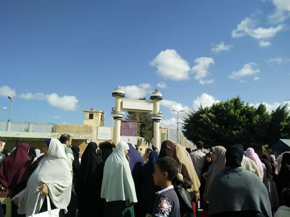 بالفيديو.. تجمهر أهالي معتقلي برج العرب بعد الاعتداءعلى ذويهم