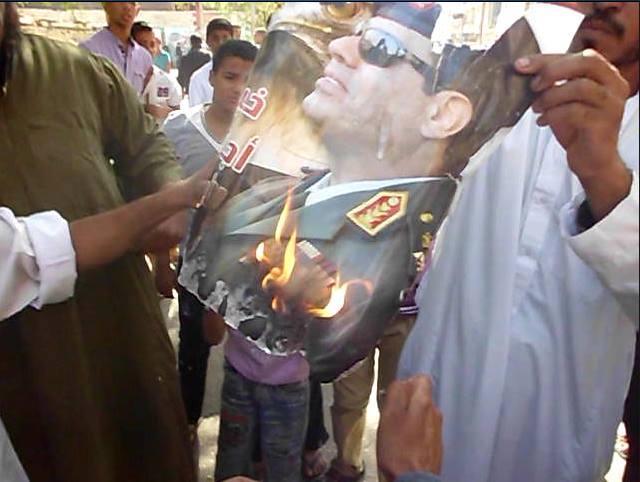 حرق صورة السيسي في وقفة لرفض الانقلاب بالأقصر