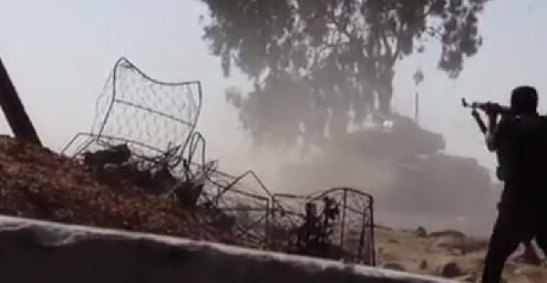 فيديو| لحظة هروب دبابة للجيش بسيناء من أمام إرهابيين