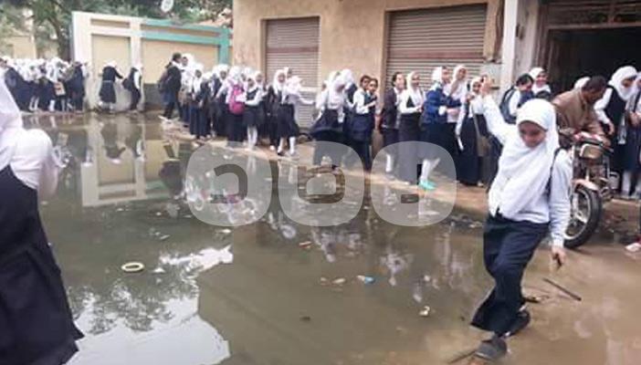 بالصور.. مياه الصرف الصحي تغرق شوارع الإسماعيلية والطلبة يتذمرون